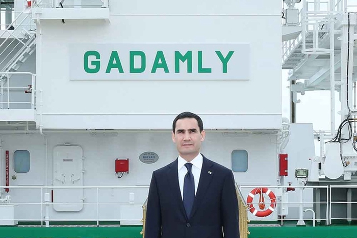 Türkmenistanyň Prezidenti täze «Gadamly» gury ýük gämisini işe girizdi